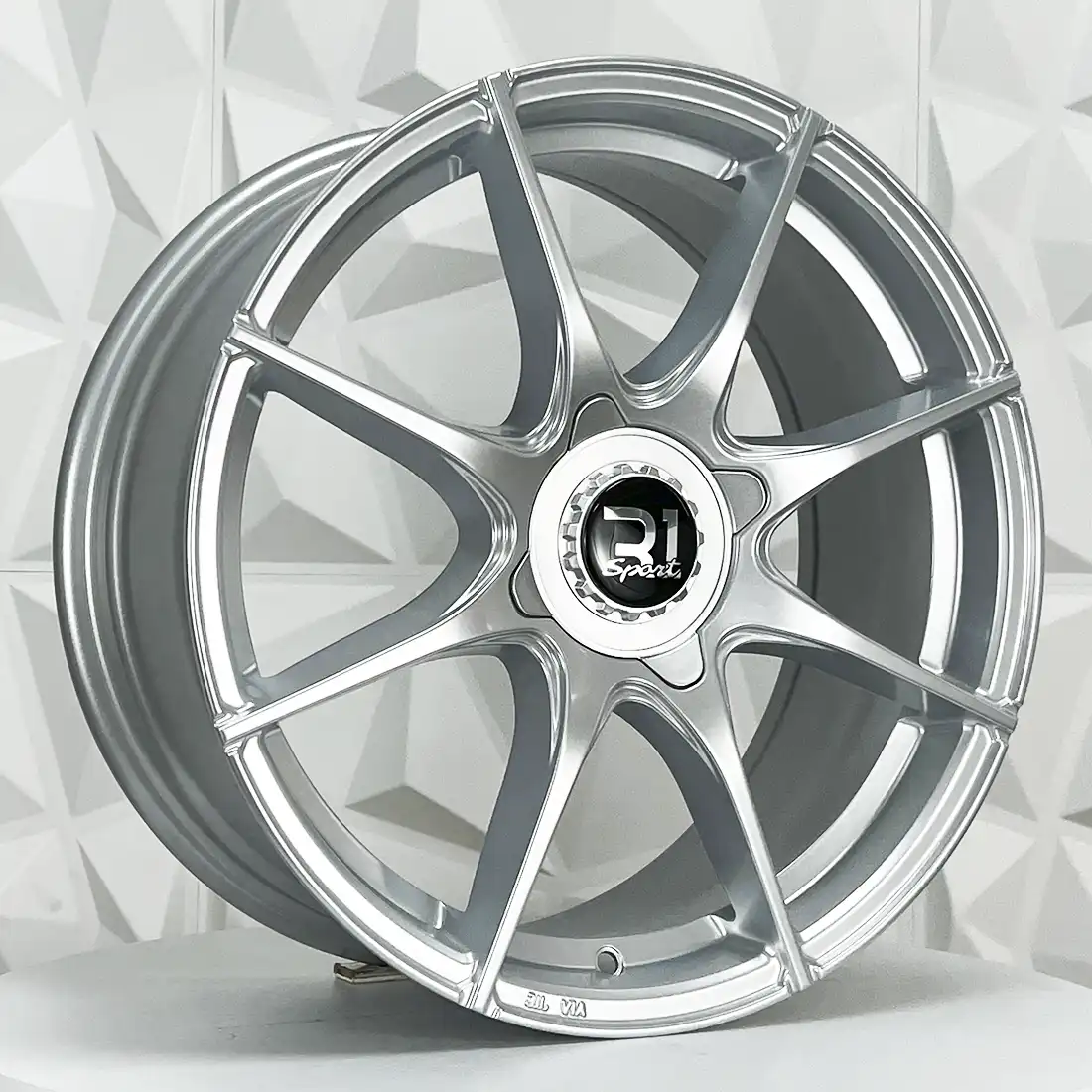 Rin 188553 RIN 18X8 5-100 R1 SPORT SWOH04 SILVER ET38 CB73.1 5-100 con barrenación 5-100